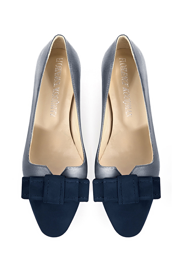 Navy blue women's dress pumps, with a knot on the front. Round toe. Low kitten heels. Top view - Florence KOOIJMAN